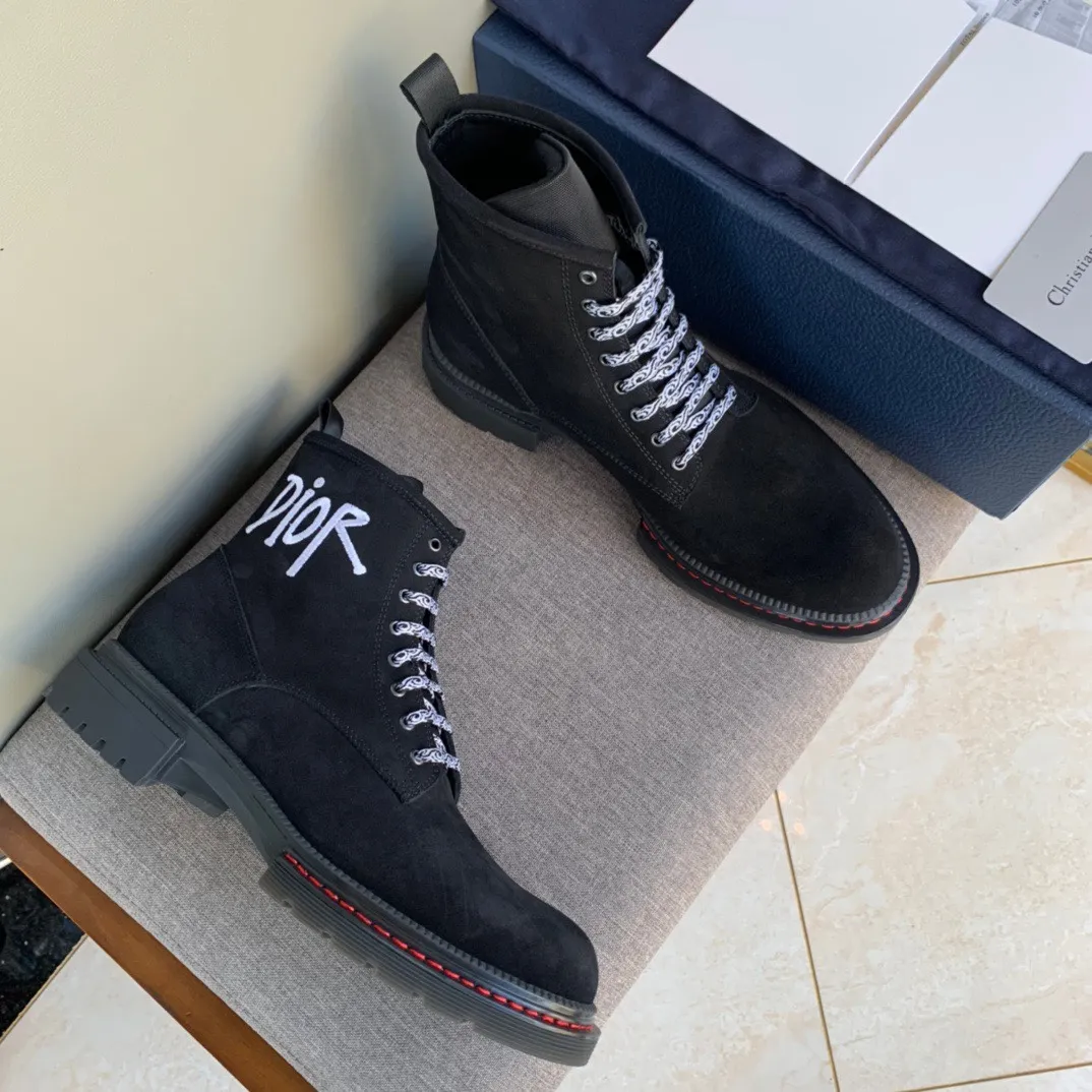 [DIOR] Top P: 1000💰 Number of yards: 39~44 (38.45 custom-made, non-refundable) Dior Dior~ Winter series, original 1:1 development Casual men's leather shoes Heavy investment, shoes and boots are made of imported cowhide + imported Dior special fabric Not easy to deform black cowhide lining Dior large hardware inlay Original TPU vacuum outsole, black cowhide Black open edge beads Military green suede Black suede Khaki suede leather is crafted by a large factory, and the perfect product is only prepared for you who know your taste! Any comparisons are welcome.